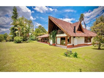 Venta Espectacular Casa y lote plano Futbol Parcelacion Llanogrande