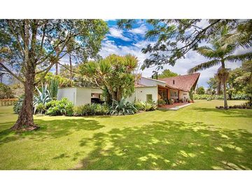 Venta Espectacular Casa y lote plano Futbol Parcelacion Llanogrande