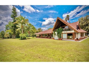 Venta Espectacular Casa y lote plano Futbol Parcelacion Llanogrande