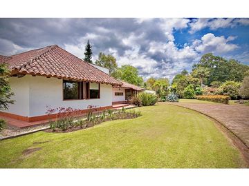 Venta Espectacular Casa y lote plano Futbol Parcelacion Llanogrande
