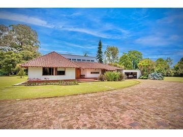 Venta Espectacular Casa y lote plano Futbol Parcelacion Llanogrande