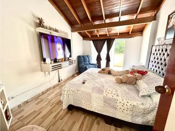 SE VENDE ESPECTACULAR CASA EN LOMA DEL INDIO POBLADO