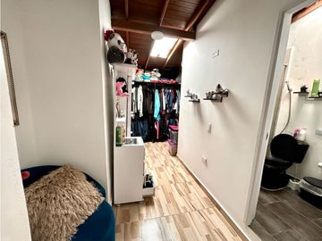 SE VENDE ESPECTACULAR CASA EN LOMA DEL INDIO POBLADO