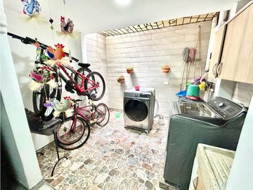 SE VENDE ESPECTACULAR CASA EN LOMA DEL INDIO POBLADO