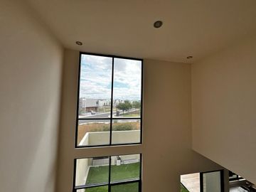 Casa en Venta en Valle de Juriquilla, Diseño de Autor, Doble Altura, Roof Garden