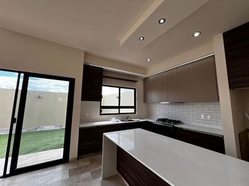 Casa en Venta en Valle de Juriquilla, Diseño de Autor, Doble Altura, Roof Garden