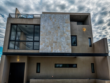 Casa en Venta en Valle de Juriquilla, Diseño de Autor, Doble Altura, Roof Garden