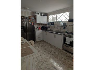 SE VENDE AMPLIA CASA EN CONJUNTO EN LOS ALPES