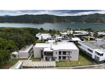 Casa nueva en Lago Calima Condominio La Irlanda