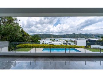 Casa nueva en Lago Calima Condominio La Irlanda