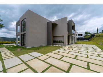 Casa nueva en Lago Calima Condominio La Irlanda