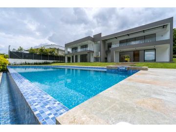 Casa nueva en Lago Calima Condominio La Irlanda
