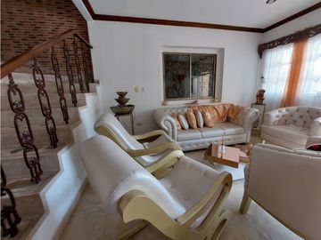 SE VENDE Y/O PERMUTA CASA DE TRES PISOS EN LOS ANGELES MONTERA