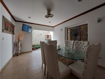 SE VENDE Y/O PERMUTA CASA DE TRES PISOS EN LOS ANGELES MONTERA