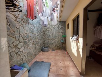 SE VENDE Y/O PERMUTA CASA DE TRES PISOS EN LOS ANGELES MONTERA