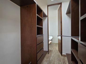 CASA DE 2 PLANTAS CON ALBERCA EN PRIVADA CON AMENIDADES AL NORTE DE MERIDA
