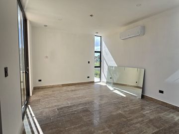 CASA DE 2 PLANTAS CON ALBERCA EN PRIVADA CON AMENIDADES AL NORTE DE MERIDA