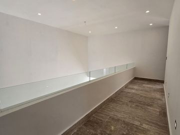 CASA DE 2 PLANTAS CON ALBERCA EN PRIVADA CON AMENIDADES AL NORTE DE MERIDA