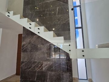 CASA DE 2 PLANTAS CON ALBERCA EN PRIVADA CON AMENIDADES AL NORTE DE MERIDA