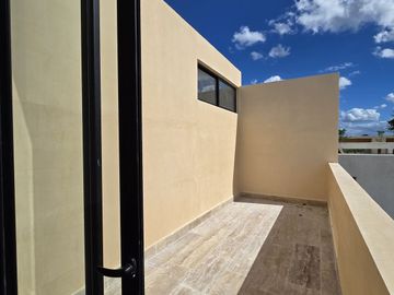 CASA DE 2 PLANTAS CON ALBERCA EN PRIVADA CON AMENIDADES AL NORTE DE MERIDA