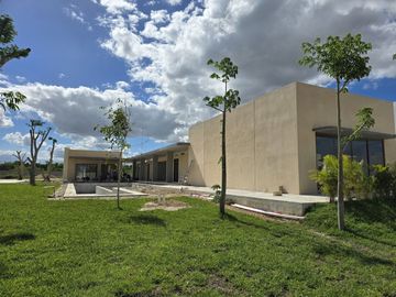 CASA DE 2 PLANTAS CON ALBERCA EN PRIVADA CON AMENIDADES AL NORTE DE MERIDA