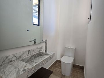 CASA DE 2 PLANTAS CON ALBERCA EN PRIVADA CON AMENIDADES AL NORTE DE MERIDA