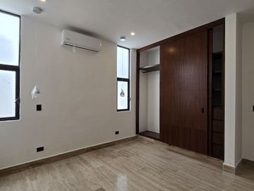 CASA DE 2 PLANTAS CON ALBERCA EN PRIVADA CON AMENIDADES AL NORTE DE MERIDA