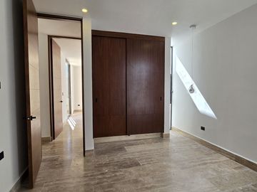 CASA DE 2 PLANTAS CON ALBERCA EN PRIVADA CON AMENIDADES AL NORTE DE MERIDA