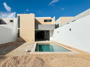 CASA DE 2 PLANTAS CON ALBERCA EN PRIVADA CON AMENIDADES AL NORTE DE MERIDA