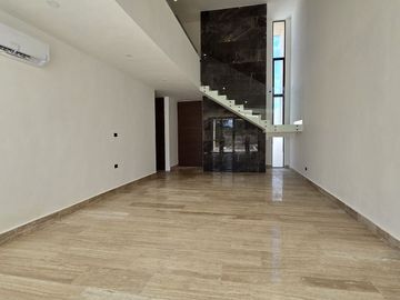 CASA DE 2 PLANTAS CON ALBERCA EN PRIVADA CON AMENIDADES AL NORTE DE MERIDA