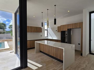 CASA DE 2 PLANTAS CON ALBERCA EN PRIVADA CON AMENIDADES AL NORTE DE MERIDA