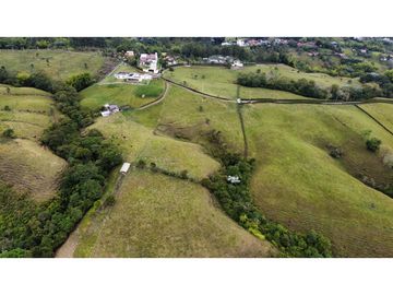 ESPECTACULAR FINCA  DE 36.000 M2 A 10 MINUTOS  DE ARMENIA