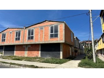 Casa esquinera con local en Villa del Carmen - Pereira