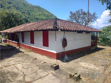 Finca tradicional en Fredonia con hermosa vista