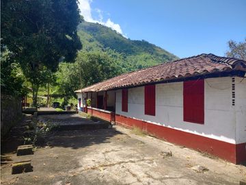 Finca tradicional en Fredonia con hermosa vista