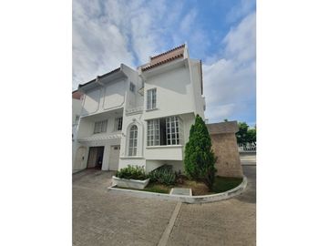 VENDO CASA DE 3 NIVELES EN VILLA SANTOS