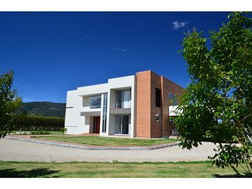 VENTA HERMOSA CASA  EN TENJO CON ZONAS VERDES DOS NIVELES  YG/MD