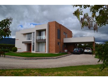 VENTA HERMOSA CASA  EN TENJO CON ZONAS VERDES DOS NIVELES  YG/MD