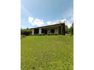 HERMOSA CASA CAMPESTRE ESQUINERA 5 MINUTOS DEL PUEBLO
