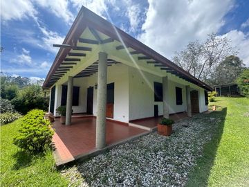 HERMOSA CASA CAMPESTRE ESQUINERA 5 MINUTOS DEL PUEBLO