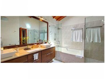 CASA CON LOTE INDEPENDIENTE EN VENTA EN BENECTINOS ENVIGADO