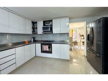 Espectacular casa esquinera en venta Laureles