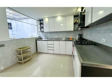 Espectacular casa esquinera en venta Laureles