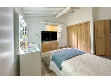 Espectacular casa esquinera en venta Laureles