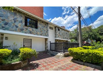 Espectacular casa esquinera en venta Laureles
