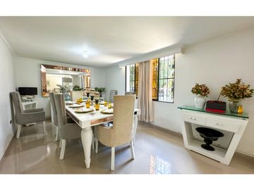 Espectacular casa esquinera en venta Laureles