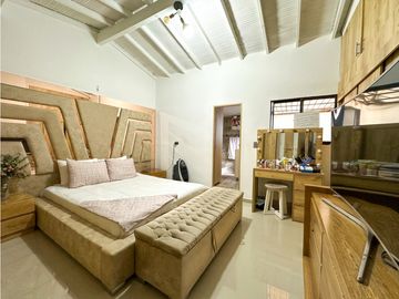 Espectacular casa esquinera en venta Laureles