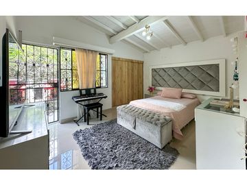 Espectacular casa esquinera en venta Laureles