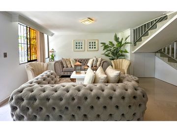 Espectacular casa esquinera en venta Laureles