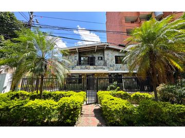 Espectacular casa esquinera en venta Laureles